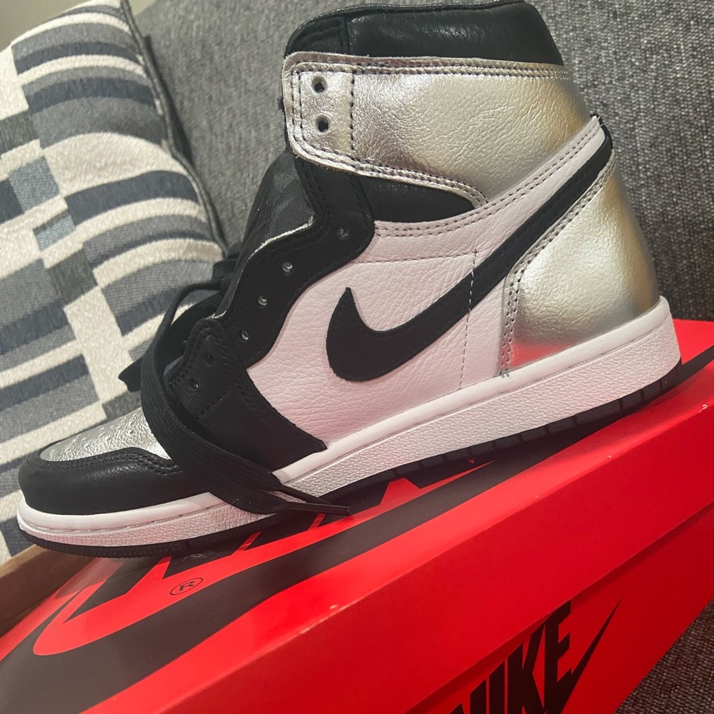 Nike ones, never worn before. Amazing condition. Size 7 in women.